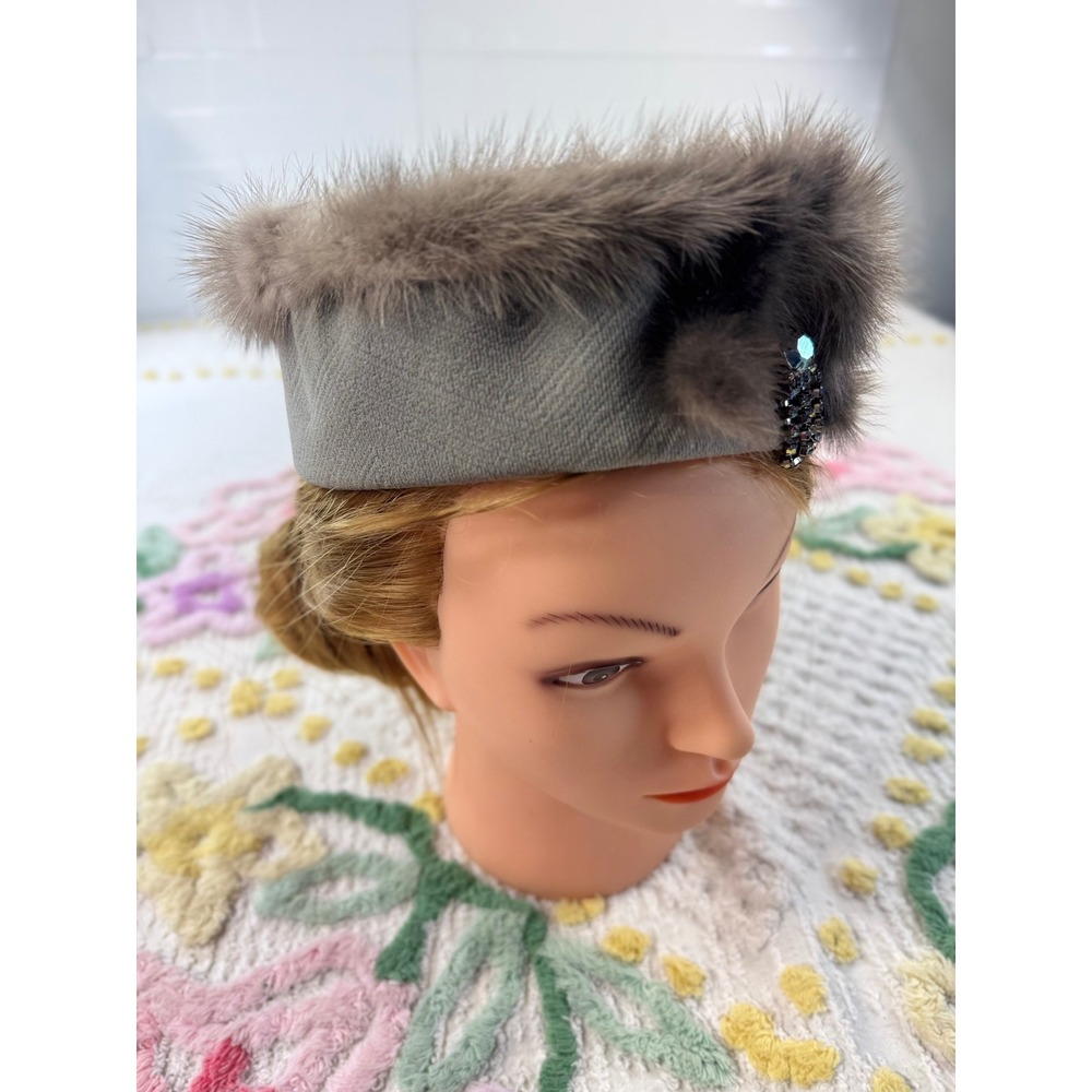 Vintage Grey Pillbox Hat Real Fur Trim Rhinestone Brooch Detail Mid-Century - Picture 4 of 7